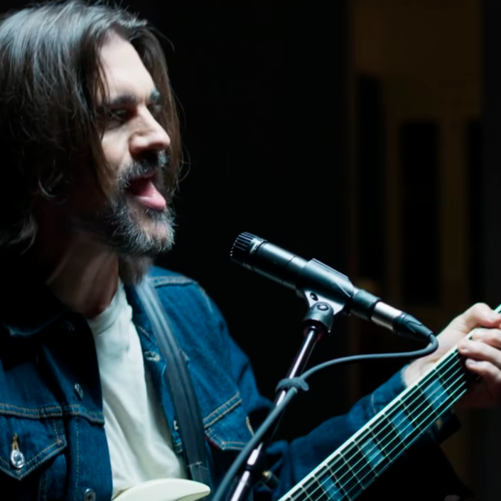 Juanes, Jay de la Cueva